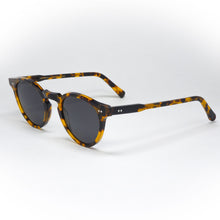 Load image into Gallery viewer, sunglasses monokel model forest color havana angled view
