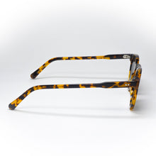 Load image into Gallery viewer, sunglasses monokel model forest color havana side view
