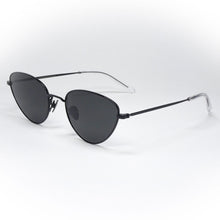 Load image into Gallery viewer, sunglasses monokel model luna color black angled view
