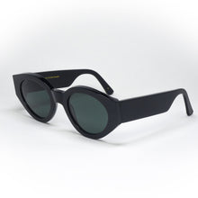 Load image into Gallery viewer, sunglasses monokel model polly color black angled view
