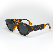 Load image into Gallery viewer, sunglasses monokel model polly color havana angled view
