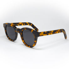 Load image into Gallery viewer, sunglasses monokel model shiro color havana angled view

